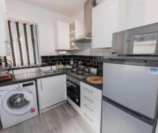 FREE parking, LARGE House for Contractors & Families, Sleeps 5, 5 mins to Etihad Stadium - 8