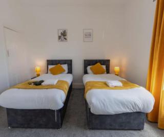 FREE parking, LARGE House for Contractors & Families, Sleeps 5, 5 mins to Etihad Stadium - 6