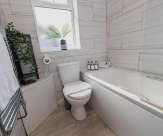 FREE parking, LARGE House for Contractors & Families, Sleeps 5, 5 mins to Etihad Stadium - 3