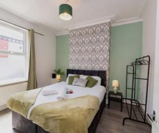 FREE parking, LARGE House for Contractors & Families, Sleeps 5, 5 mins to Etihad Stadium - 2