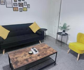 FREE parking, LARGE House for Contractors & Families, Sleeps 5, 5 mins to Etihad Stadium - 2