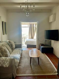 Independent quaint flat, close to beach - 9