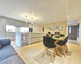 Chic Edinburgh 3-Bedroom 2-Storey House near City Centre with Free Parking - 9