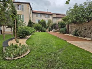 Grand Gîte au cœur du village avec jardin - 0