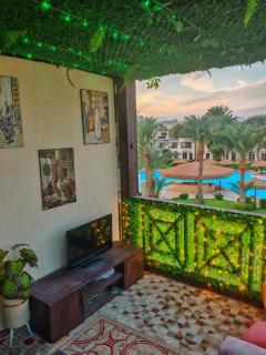 Luxury Poolside Retreat Elegant Apartment within a Seafront Hotel - 2