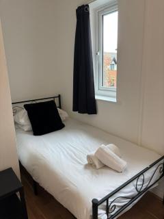 Cosy 2 BR Home - 8 MINS FROM CITY CENTRE - FREE PARKING - 4GC - 6
