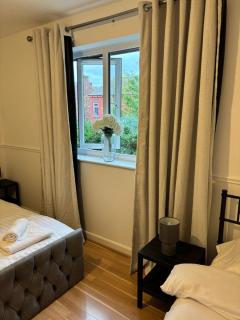 Cosy 2 BR Home - 8 MINS FROM CITY CENTRE - FREE PARKING - 4GC - 1