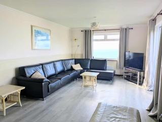 Seaside Escape-Sleeps10-Family&PetFriendly-Balcony - 9