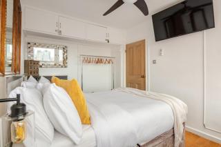 The Finch Loft Skyline Views & Home Cinema - 3