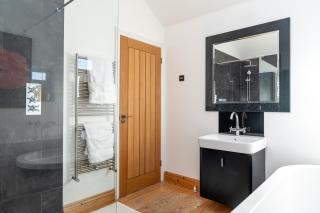 Gorgeous Double Room with High Ceiling - 8