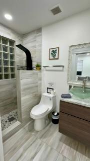 Luxury 5BR Villa Private Pool I Jacuzzi I BBQ I Piano I Near Miami Airport - Kendale Lakes - 6