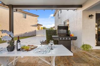 Luxury 5BR Villa Private Pool I Jacuzzi I BBQ I Piano I Near Miami Airport - Kendale Lakes - 4