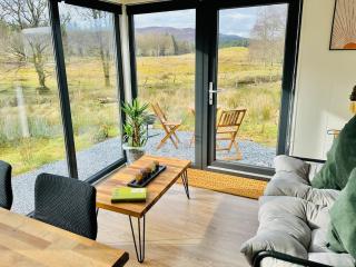 Eco-Friendly Highland Cabin with Mountain Views - 0