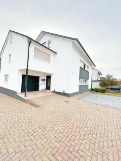 Basilisk Homes - in Grenzach-Wyhlen bei Basel - 4 x Moderne Fewos je 1bis2, 1bis4 oder 1bis6 Pers mit Küche und Balkon oder Terrasse - Parkplätze vorhanden - 5