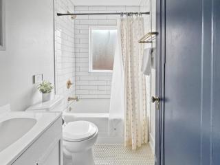 Entire Duplex 4br2ba Sleeps 8 Near Drake Uni - 2