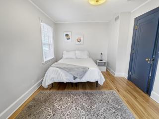 Entire Duplex 4br2ba Sleeps 8 Near Drake Uni - 1