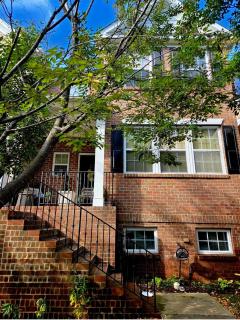 Modern & Luxurious 3 Bdrm 2.5 Bath Townhome - 8