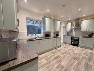 Modern 5 Bed Home, TV in each room, Free BT WiFi & Parking - 62 BW - 0