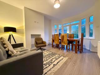 Modern 5 Bed Home, TV in each room, Free BT WiFi & Parking - 62 BW - 8