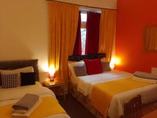 Executive Suite at Ideal home & cottage, Inviting 2 Bedroom apartment, Sleep 6 Ideal for contractors, family & Groups - 1