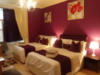 Executive Suite at Ideal home & cottage, Inviting 2 Bedroom apartment, Sleep 6 Ideal for contractors, family & Groups - 3