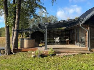 Peaceful lake retreat with sauna & hot tub - 9