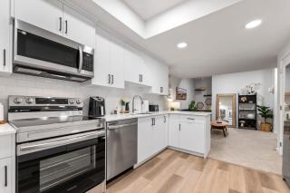 Cozy 2-Bed 1 Bath Entire Place - 4