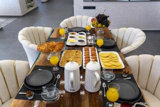 Villa Traverta-marrakech luxe et sérénité, 5 suites, 3 salons européens & 1 salon beldi, cuisine américaine équipée, piscine au sel chauffée, hammam traditionnel & services personnalisés - 4