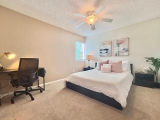 Prime Location and Stylish Apartment La Jolla UTC - Gym, Pool, Jacuzzi and Parking Access - 4