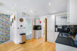 Family of 3 -1 BedRoom Brick Lane Shoreditch London City Flat with Balcony - 1