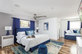 Azure - Sparkling Pool - Pool Table - In Old Town - 1