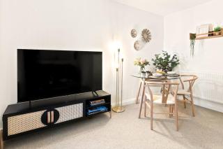 Stylish cosy retreat with private parking - 2