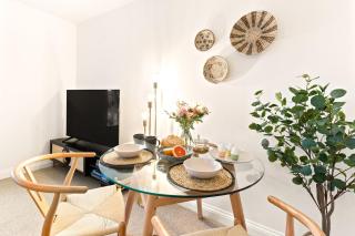 Stylish cosy retreat with private parking - 5