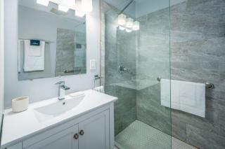 Prime OTR by TQL, Smart TVs, King Bed, Wifi, Sleeps 3ppl, 1st Fl - 6