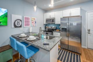 Prime OTR by TQL, Smart TVs, King Bed, Wifi, Sleeps 3ppl, 1st Fl - 8