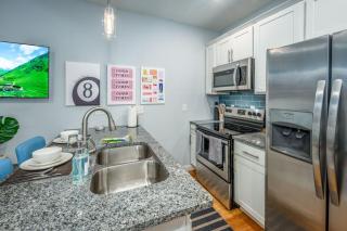 Prime OTR by TQL, Smart TVs, King Bed, Wifi, Sleeps 3ppl, 1st Fl - 7