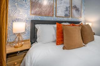 Prime OTR by TQL, Smart TVs, King Bed, Wifi, Sleeps 3ppl, 1st Fl - 1