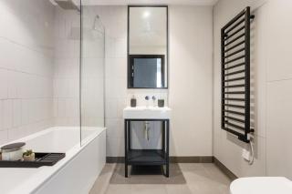 Prestigious 2BR , Roof Terrace, 15 Mins to London, Sleeps 7 - 5