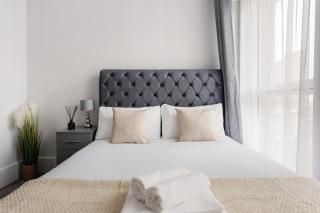 Prestigious 2BR , Roof Terrace, 15 Mins to London, Sleeps 7 - 9