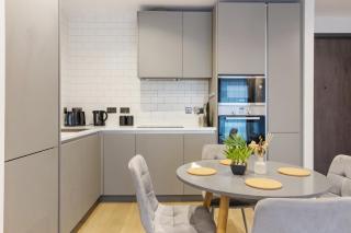 Prestigious 2BR , Roof Terrace, 15 Mins to London, Sleeps 7 - 1