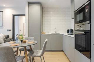 Prestigious 2BR , Roof Terrace, 15 Mins to London, Sleeps 7 - 8