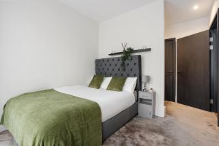 Prestigious 2BR , Roof Terrace, 15 Mins to London, Sleeps 7 - 4