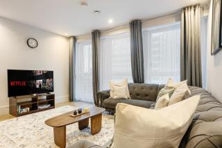 Prestigious 2BR , Roof Terrace, 15 Mins to London, Sleeps 7 - 0