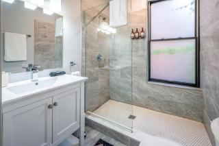 OTR by TQL, Smart TVs, Lux King Bed, Fast Wifi, Sleeps 3ppl, 2nd Fl - 6