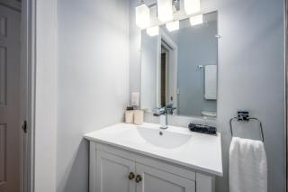 OTR by TQL, Smart TVs, Lux King Bed, Fast Wifi, Sleeps 3ppl, 2nd Fl - 5