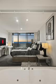 Vogue Circle on Cavill with Stunning Ocean Views - Social media ready! - 3