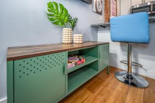 OTR by TQL, Smart TVs, Lux King Bed, Fast Wifi, Sleeps 3ppl, 2nd Fl - 2