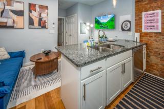 OTR by TQL, Smart TVs, Lux King Bed, Fast Wifi, Sleeps 3ppl, 2nd Fl - 1