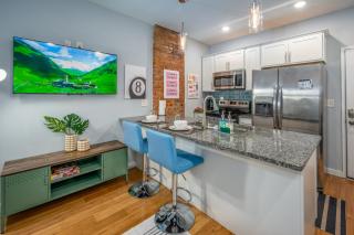 OTR by TQL, Smart TVs, Lux King Bed, Fast Wifi, Sleeps 3ppl, 2nd Fl - 8