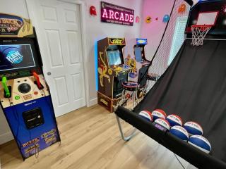 Lake Erie waterfront home with classic game arcade - 4